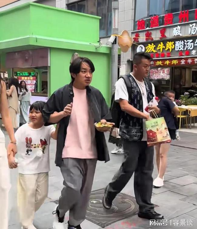 王祖蓝李亚男一家来贵阳避暑 幸福出游羡煞旁人
