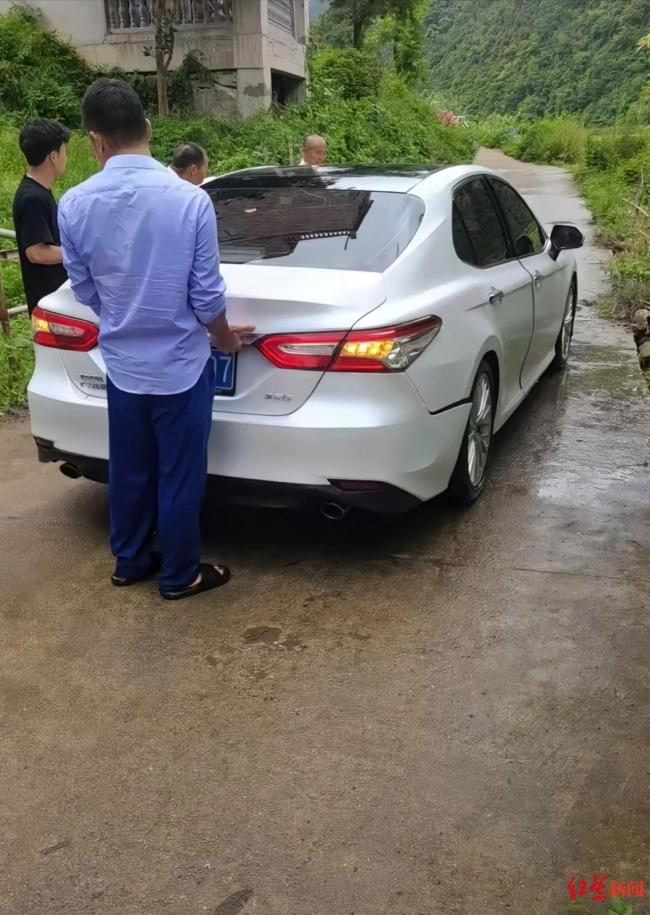 车辆被淹村民齐心救援 洪水中的“拔河式”互助