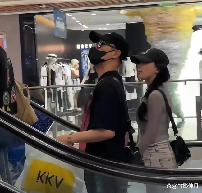 网友偶遇汪峰与森林北逛街 怕她走丢的小心谨慎