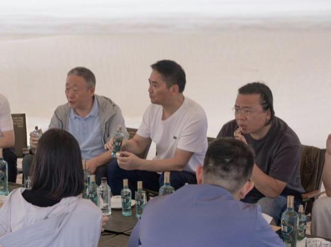 劉強東沙漠越野后請好友喝家鄉(xiāng)酒