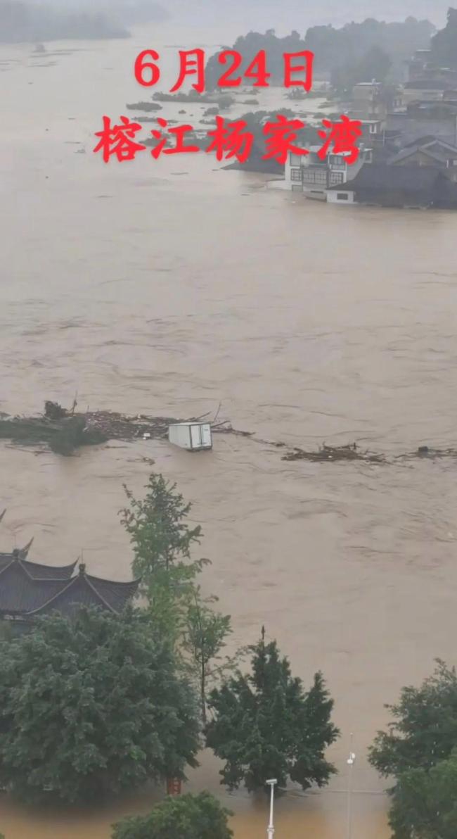 貴州榕江縣城最大商場被洪水淹沒 緊急撤離進行中