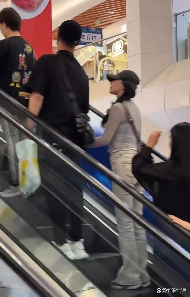 汪峰火速飞到乌鲁木齐安抚女友，与森林北逛街，是恩爱小情侣状态 怕失去的真情流露