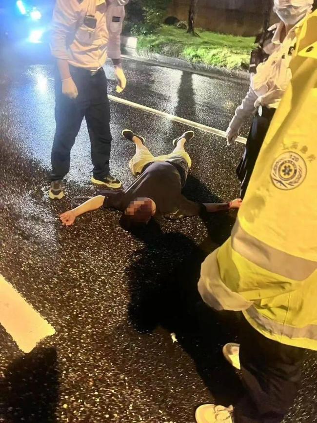 男子醉酒躺馬路中央后被救助 好心司機(jī)教科書(shū)式救援