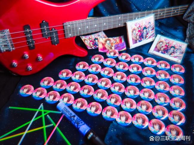 二次元的风还是吹到了毕业季 痛系毕业三件套成新宠