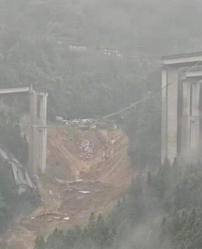 廈蓉高速一大橋疑發(fā)生坍塌有車墜落