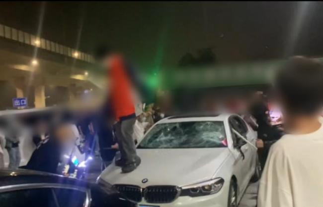 23名砸車打人嫌犯被抓 小事引發(fā)大案
