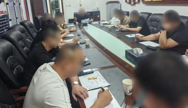 四川瀘州20余人販毒團(tuán)伙被端 警方斬?cái)唷岸炬湣?></p><p>警方連續(xù)48小時(shí)追蹤,、蹲守后,，于6月11日將陳某等涉毒人員抓獲歸案，現(xiàn)場(chǎng)查獲麻古等毒品7余克及管制刀具3把,。至此,，以陳某為首的販毒團(tuán)伙成員及涉案人員全部落網(wǎng)。經(jīng)查,，該團(tuán)伙在進(jìn)行毒品交易時(shí),，常選擇廁所、垃圾桶等地藏匿毒品,。</p><p class=