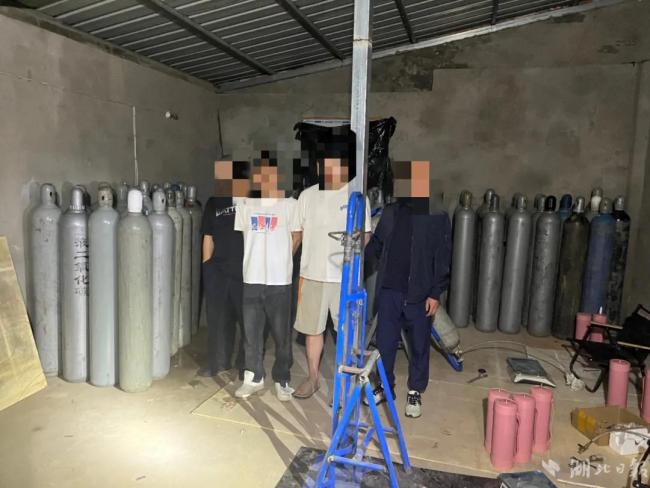 600余罐笑气藏身食品加工厂仓库 警方雷霆行动捣毁犯罪网络