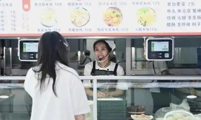 毕业典礼火出圈的食堂阿姨找到了 温情嘱托感动学子