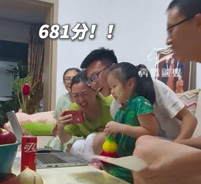 高考查分現(xiàn)場(chǎng)：有人祖孫三代歡呼