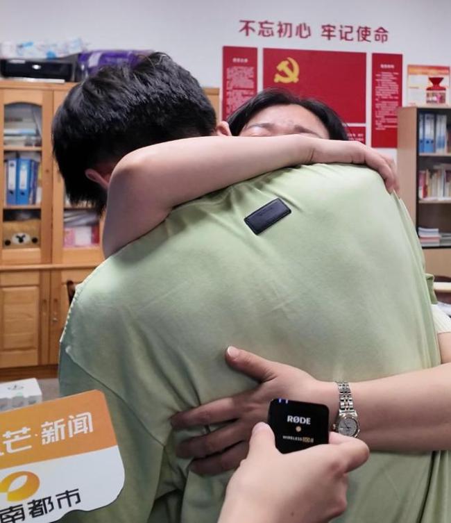 男生高考702分与妈妈相拥喜极而泣