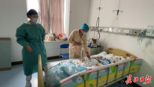 父亲回应网友4小时凑齐15万救回婴儿 全国热心妈妈接力相助