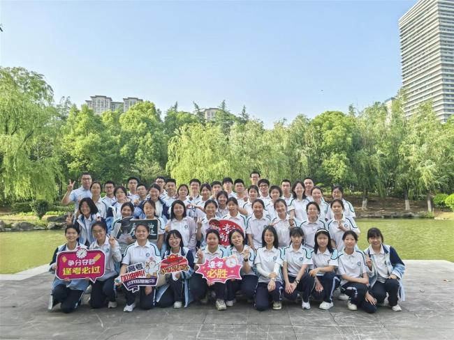 一班三个高分屏蔽考生，查到成绩班主任嘴角压不住了鼓掌狂喜