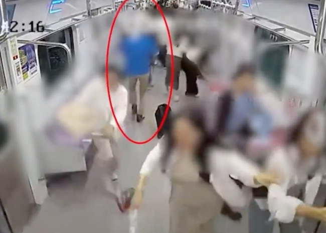 韩国首尔地铁纵火案监控曝光 孕妇跌倒众人惊慌逃离