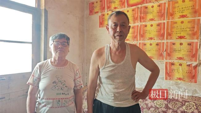 考場外跪謝爺爺?shù)碾p胞胎高考成績出爐 分?jǐn)?shù)略低于預(yù)期