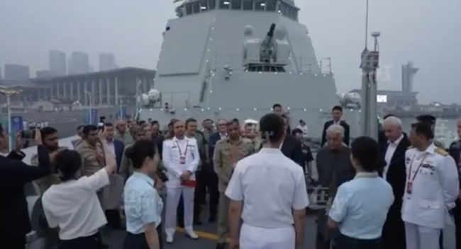 伊防長(zhǎng)登上“開(kāi)封號(hào)”驅(qū)逐艦參觀