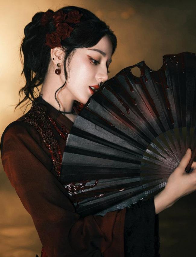 迪丽热巴暗红长袍新中式