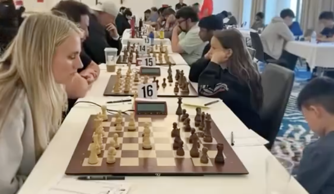 外國女生國際象棋賽遇到中國小孩哥