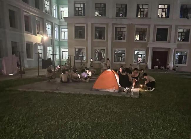 哈爾濱高溫 高校學(xué)生回應(yīng)在樓道睡覺