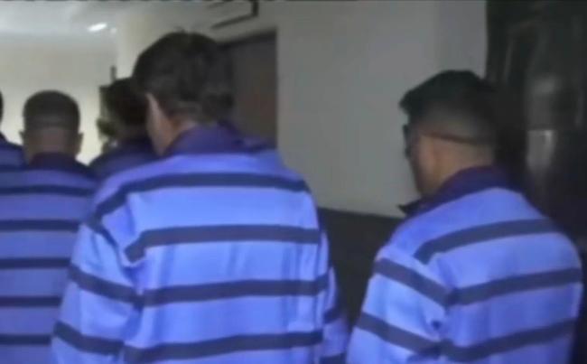 伊朗展示被捕摩萨德破坏小组武器！