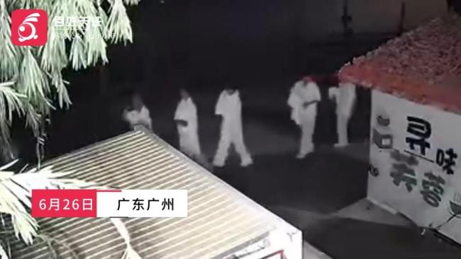 官方談50多人穿白衣列隊(duì)行走