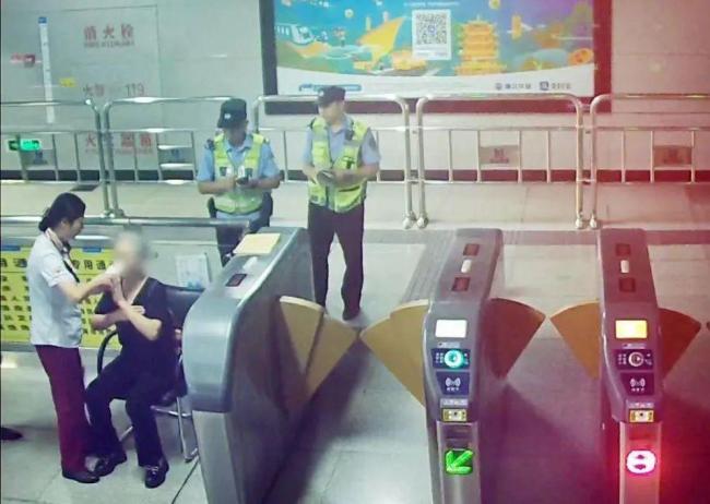老人突發(fā)呼吸困難 一張白紙化險(xiǎn)為夷 地鐵站暖心救援