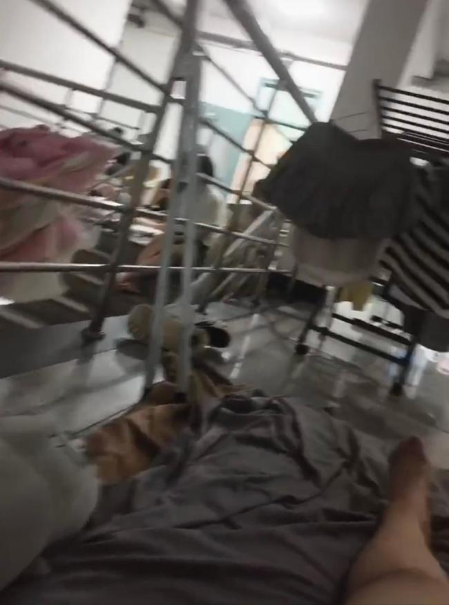 东北连日高温 学生躺卫生间水池降温 高校宿舍无空调引关注