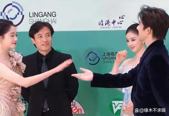 关晓彤王安宇白玉兰红毯跳交际舞 互动暧昧宛如婚礼