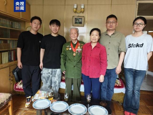 95歲志愿軍爺爺為“孫子”撥穗 傳承哈軍工精神