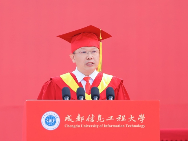 27位大學(xué)校長(zhǎng)的畢業(yè)寄語(yǔ) 青春?jiǎn)⒑叫抡鞒?/></p><p>四川輕化工大學(xué)校長(zhǎng)曾英希望畢業(yè)生們做銳意革新者，破界啟新篇,，找準(zhǔn)人生坐標(biāo),；做無(wú)畏探界俠，求索逐光行,，追尋人生美好,；做實(shí)干行動(dòng)派，踏浪赴山海,，實(shí)現(xiàn)人生理想,。繼續(xù)弘揚(yáng)“652”精神，堅(jiān)持報(bào)國(guó)為民的責(zé)任擔(dān)當(dāng),，以躬身實(shí)踐的姿態(tài)在廣袤的祖國(guó)大地上深耕細(xì)作,。</p><p class=