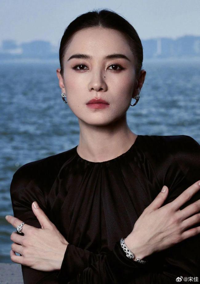 宋佳獲獎(jiǎng)后發(fā)文：恭喜1米73大美女 親吻獎(jiǎng)杯慶祝視后桂冠