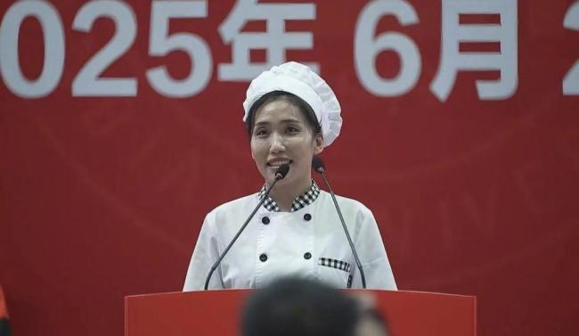 勞動(dòng)者頻頻亮相畢業(yè)典禮昭示了什么