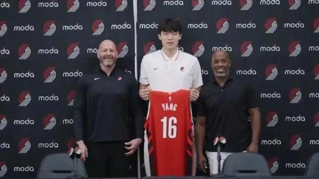 楊瀚森正式亮相開拓者 穿16號戰(zhàn)袍 中國新星閃耀NBA