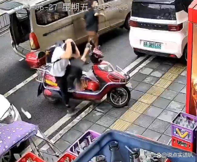 贵阳有人高空抛两把菜刀 差点酿成大祸