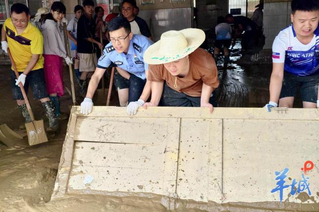 廣東支教民警退票留在廣西抗洪救災(zāi) 警察藍閃耀災(zāi)區(qū)