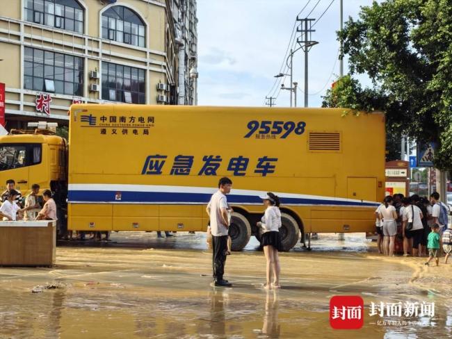 直擊榕江最大商場(chǎng)排澇 千名民兵奮戰(zhàn)清淤