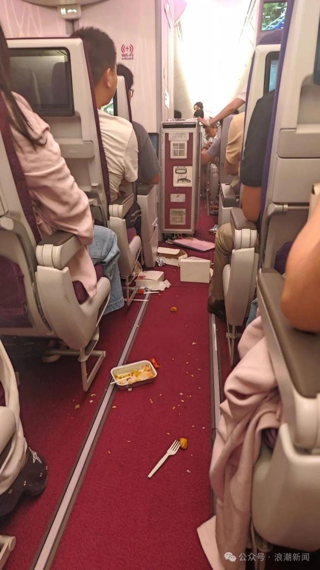 萬(wàn)米高空上飛機(jī)突然劇烈顛簸,！乘客經(jīng)歷驚魂時(shí)刻