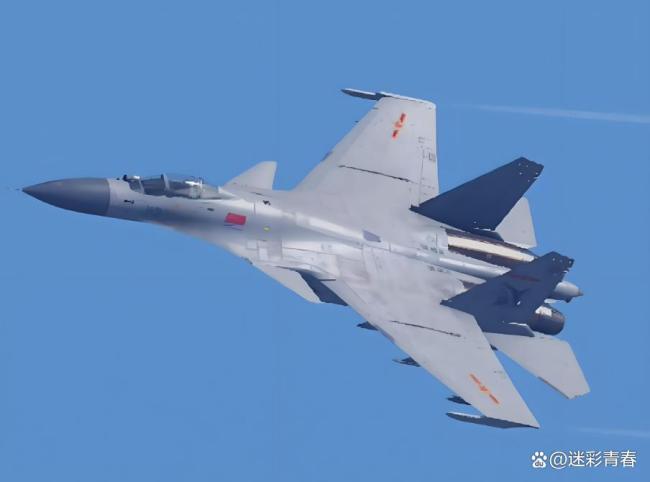 殲15驅(qū)離外軍戰(zhàn)機(jī)背后透露哪些信息 彰顯中國(guó)海軍實(shí)力