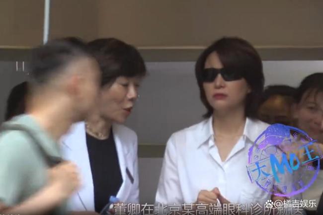 董卿眼睛出现状况：戴护目镜看不清路，被医生搀扶出院