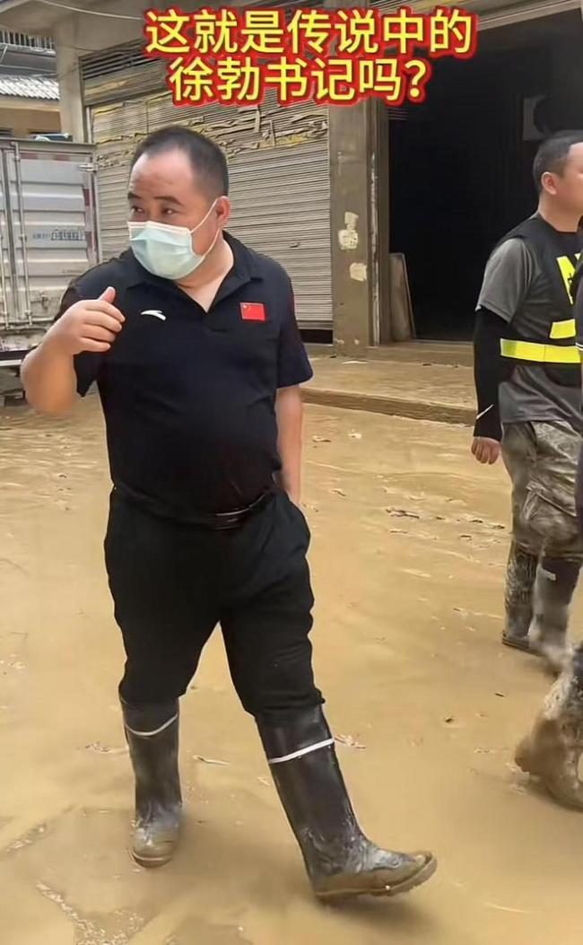 榕江副縣長滿身泥濘席地休息 抗洪救災(zāi)獲贊