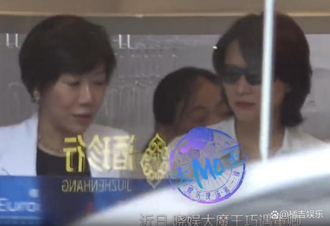 董卿眼睛出現(xiàn)狀況：戴護(hù)目鏡看不清路,，被醫(yī)生攙扶出院