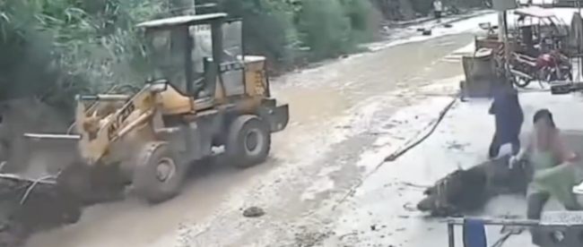 铲车行驶中遭山体滑坡被推走数米 无人员伤亡幸免于难