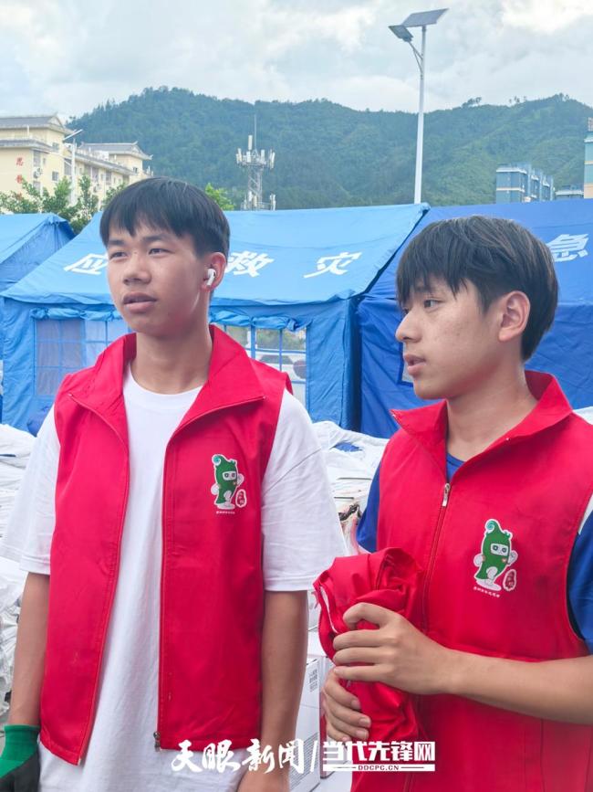 高三学子汗洒榕江清淤一线