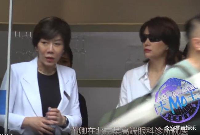 董卿眼睛出现状况：戴护目镜看不清路，被医生搀扶出院