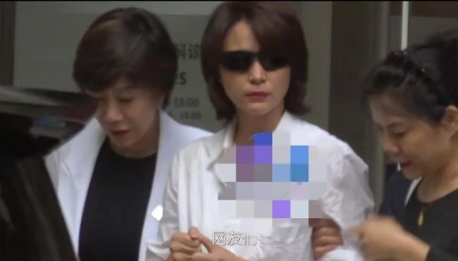 董卿現(xiàn)身眼科診所就醫(yī)