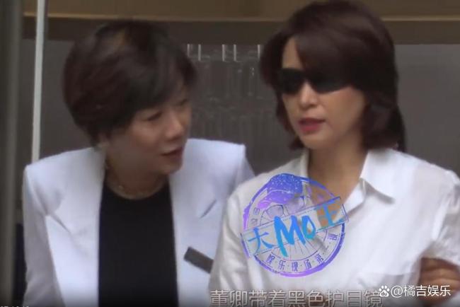 董卿眼睛出现状况：戴护目镜看不清路，被医生搀扶出院