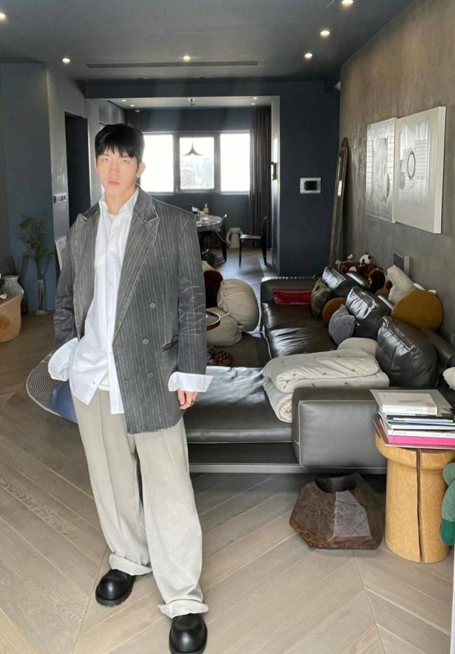 34歲井柏然在北京的家火了：全屋水泥墻,，竟沒有絲毫俗氣，好高級(jí)
