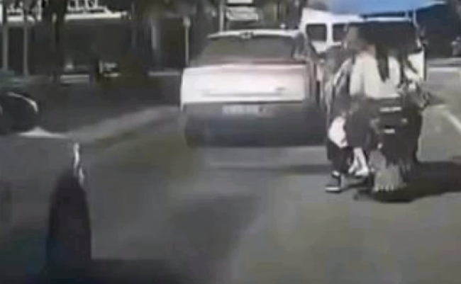 女生欲記錄他人車禍自己也撞人 網(wǎng)友：騎車一定不要分心