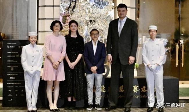 姚明罕見與女兒同框 女兒身高快2米 被圍拍很緊張