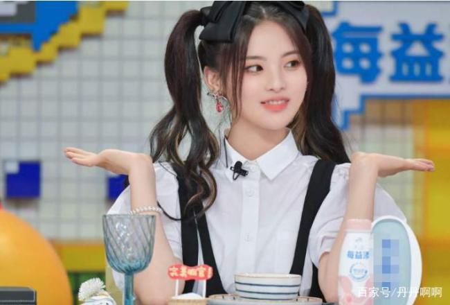 杨超越美容后欣赏指甲心情好